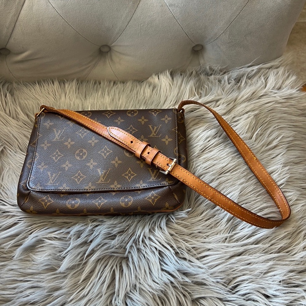 AUTHENTIC LOUIS VUITTON Monogram Mussette Tango